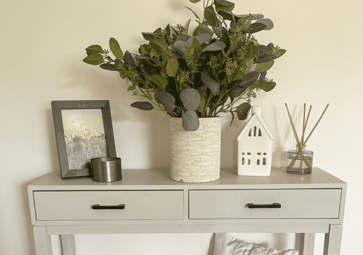 11 Small Console Table Decor Ideas for Your Small Entryway